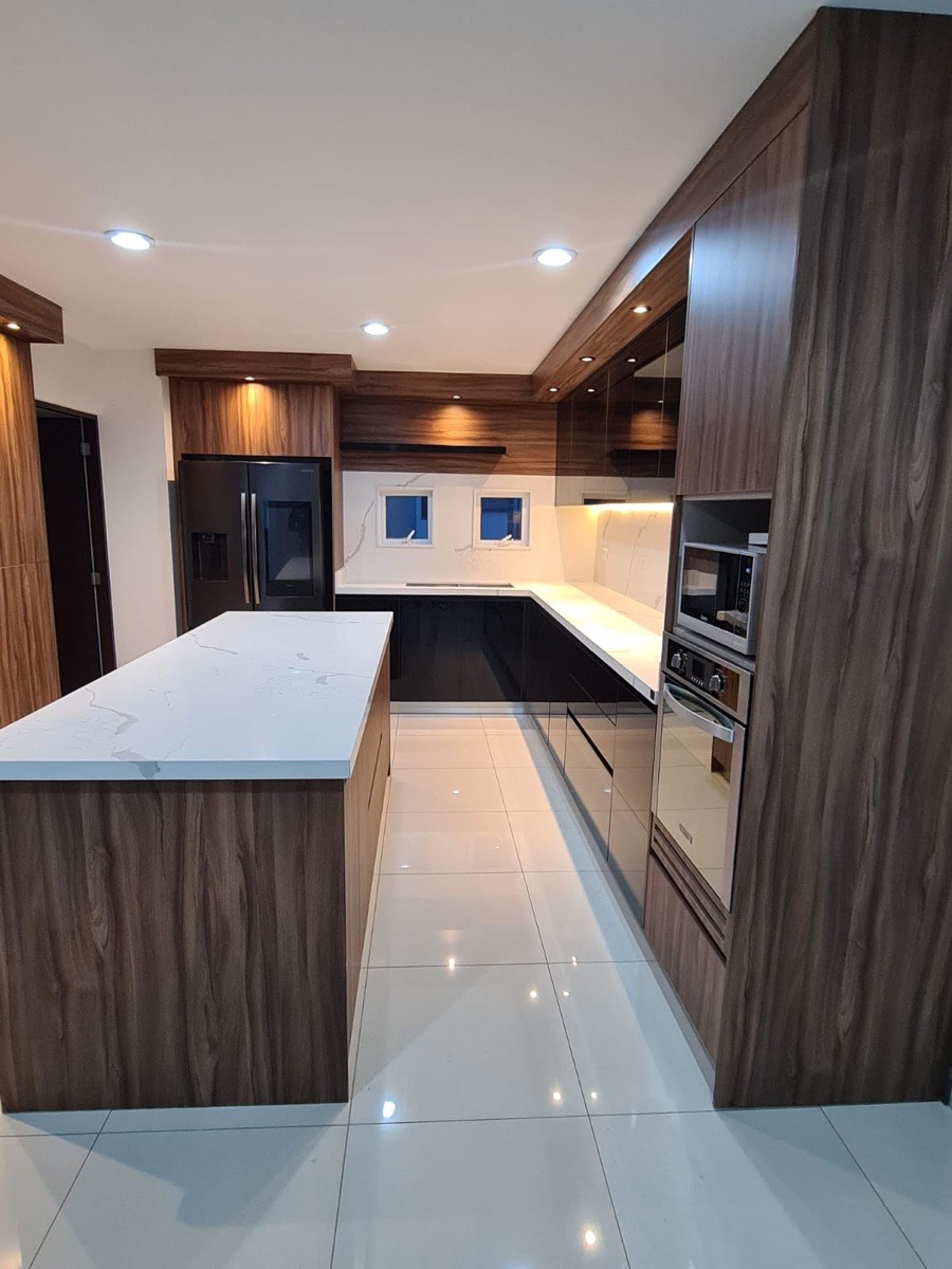 Cocina de lujo Country Álamos con acabados europeos y distribución en U