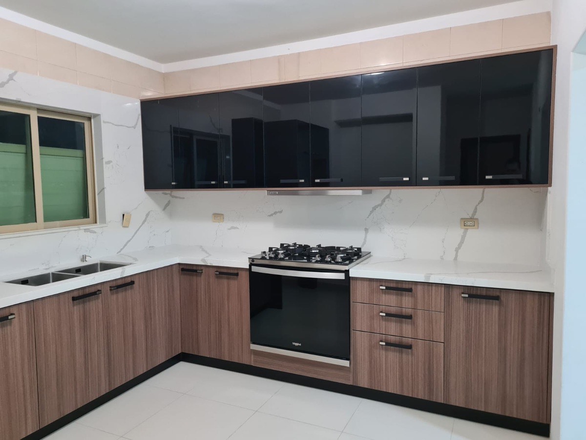 Cocina contemporánea en L Chapultepec con gabinetes grises y almacenamiento inteligente
