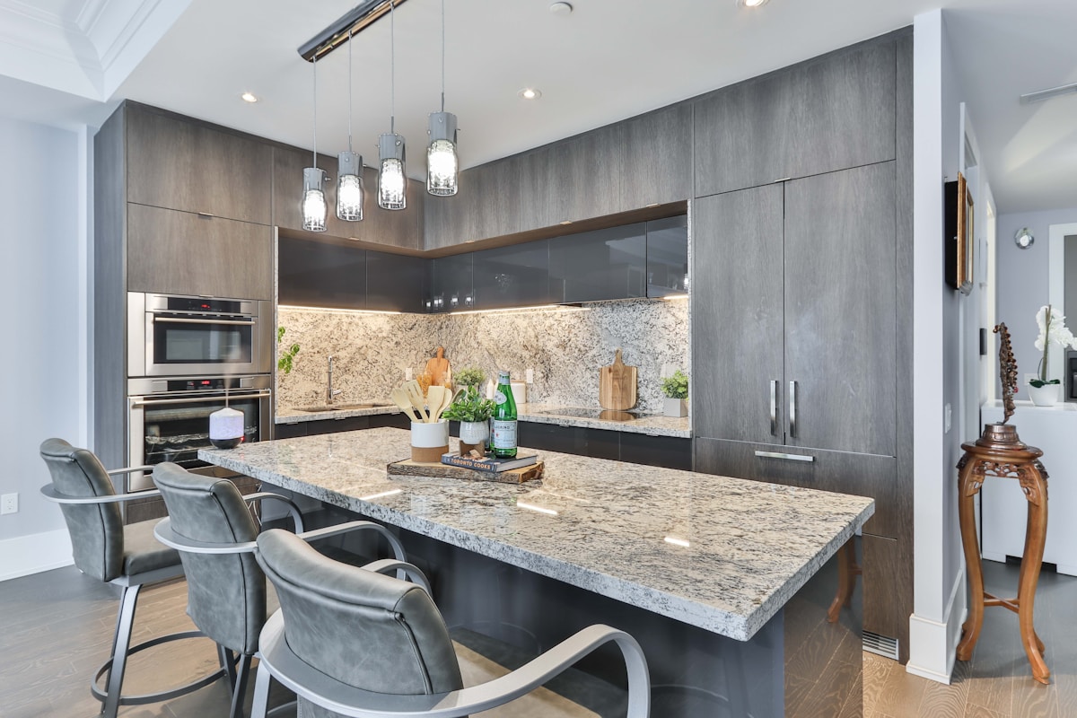Cocina integral premium Tres Ríos con isla central y cubierta de cuarzo Caesarstone